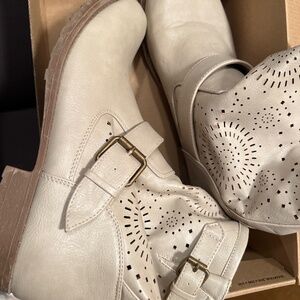 Charlotte Russe cream tan ankle boot size 10